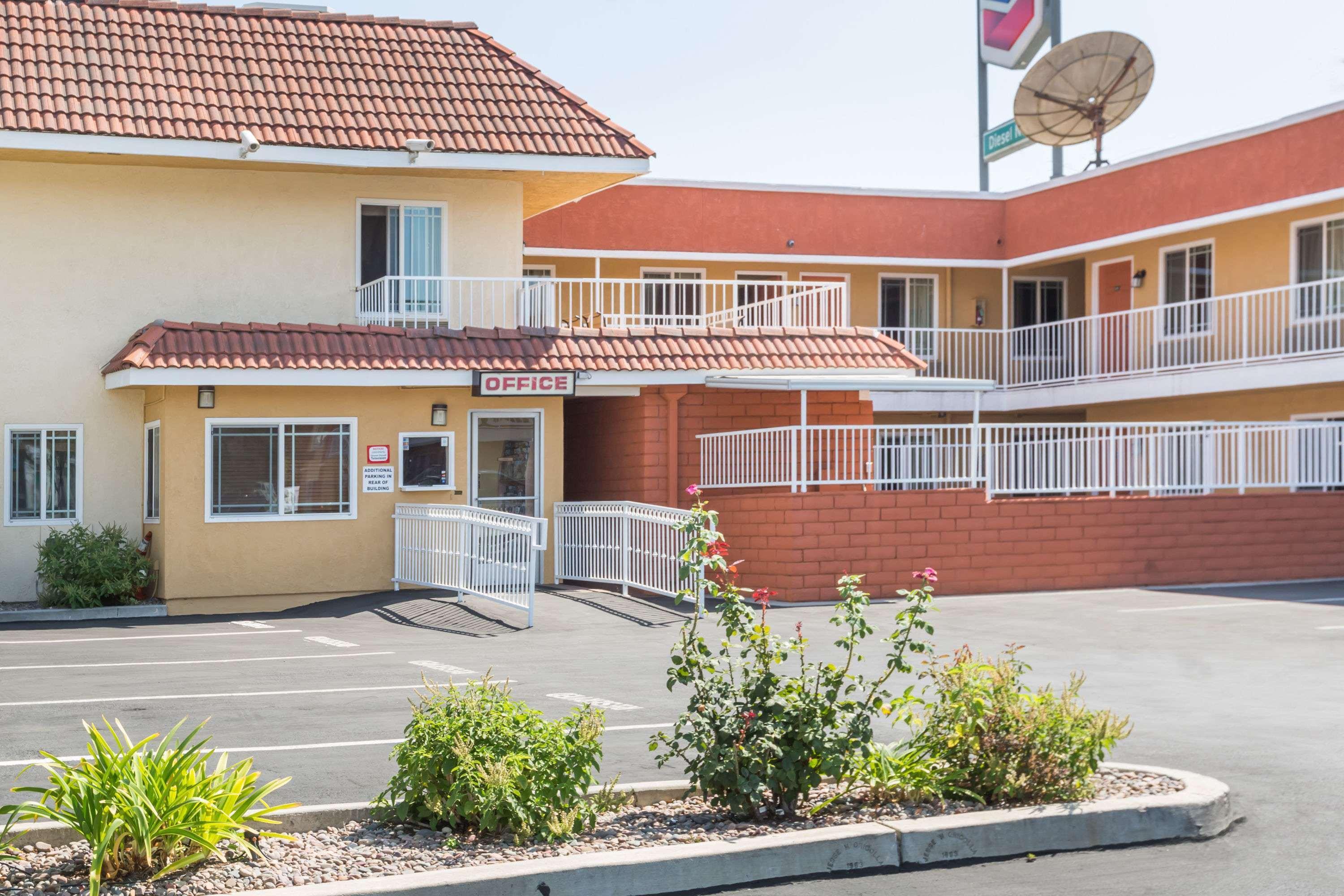 Super 8 By Wyndham Azusa Exterior foto